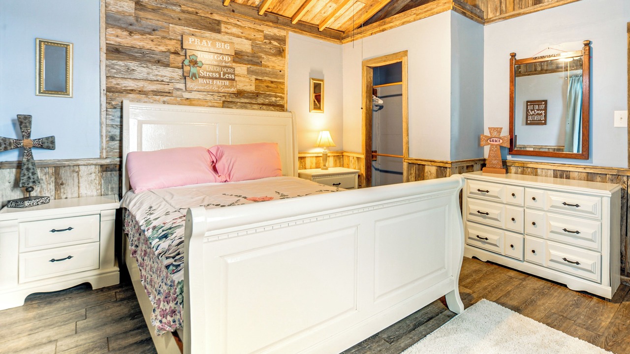 Photo of Bedroom in Buchanan Dam