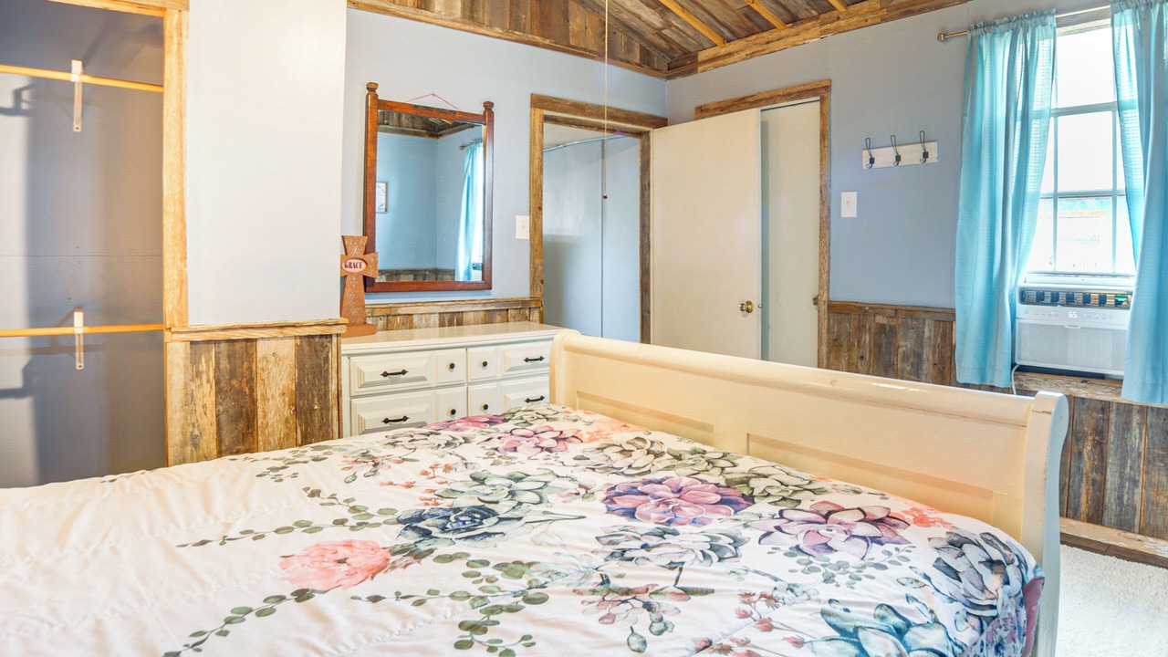 Photo of Bedroom in Buchanan Dam