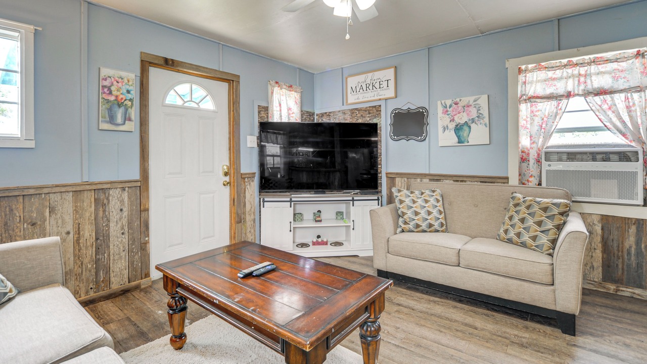 Photo of Livingroom in Buchanan Dam