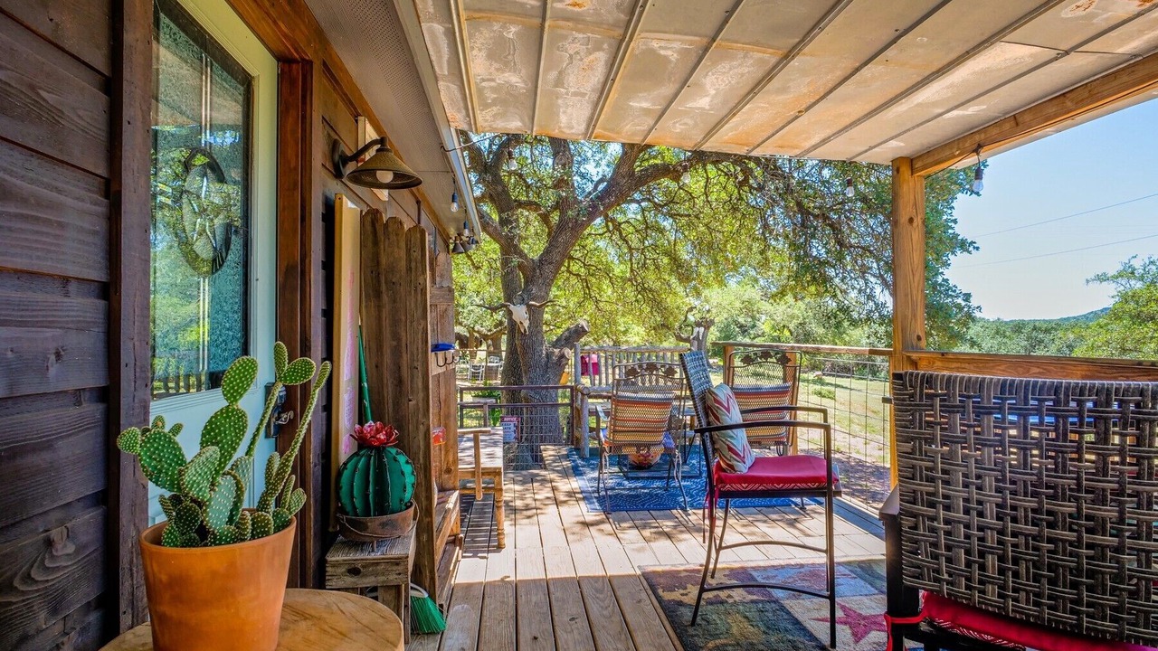 Photo of Patio Balcony in Round Mountain