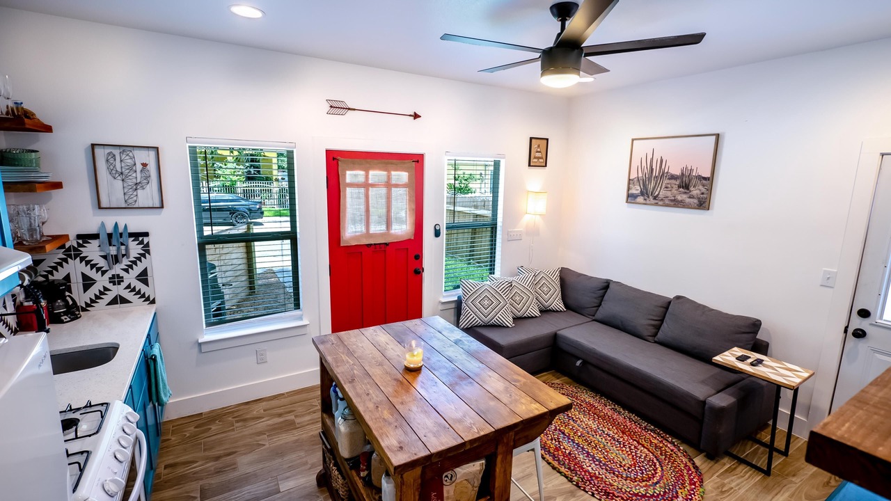 Photo of Livingroom in Government Hill