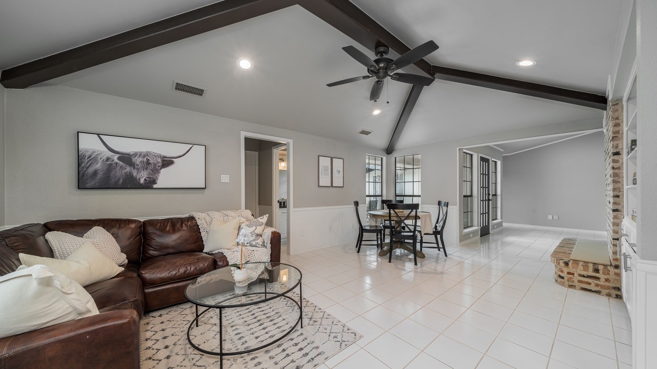 Photo of Livingroom in Northeast Carrollton