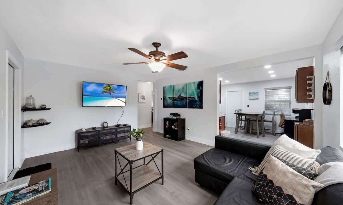 Photo of Livingroom in River Oaks