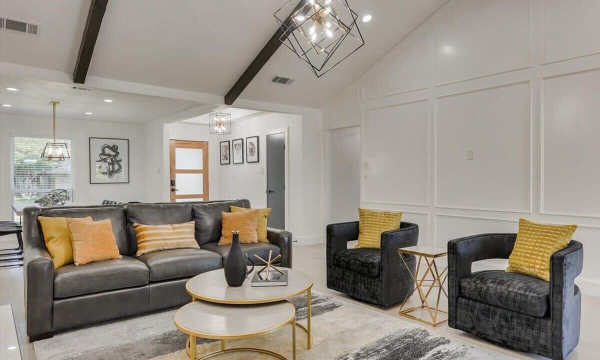 Photo of Livingroom in Far North Dallas