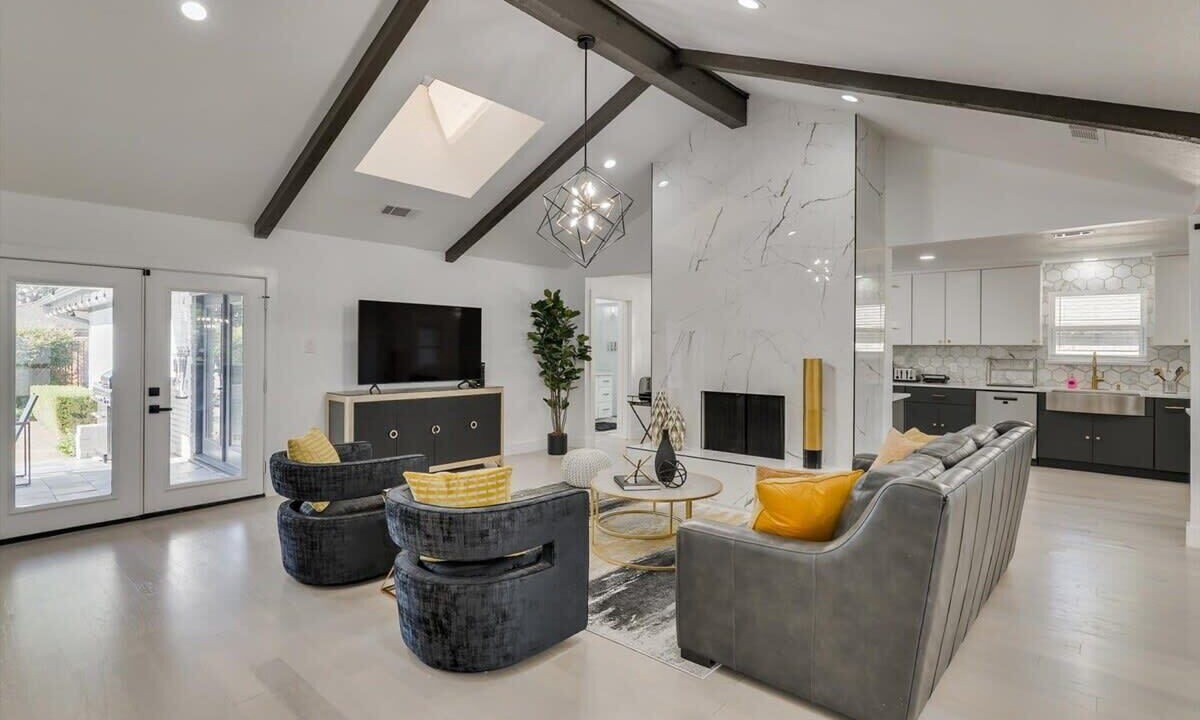 Photo of Livingroom in Far North Dallas