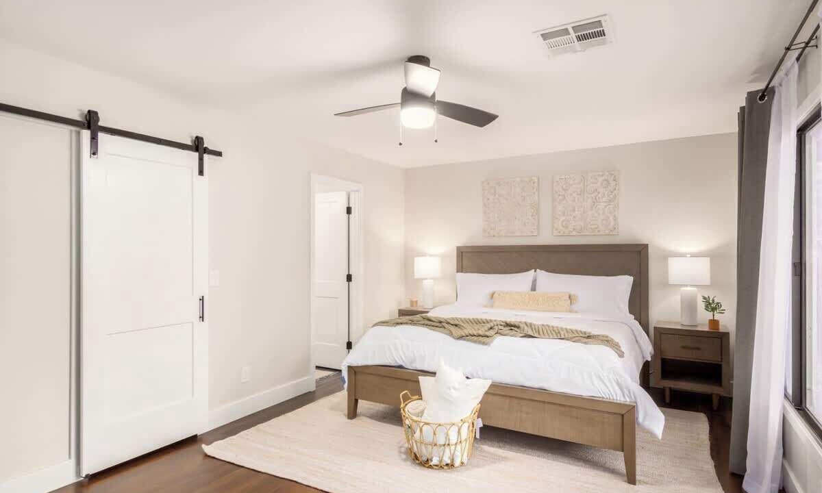 Photo of Bathroom in Broadway Palms