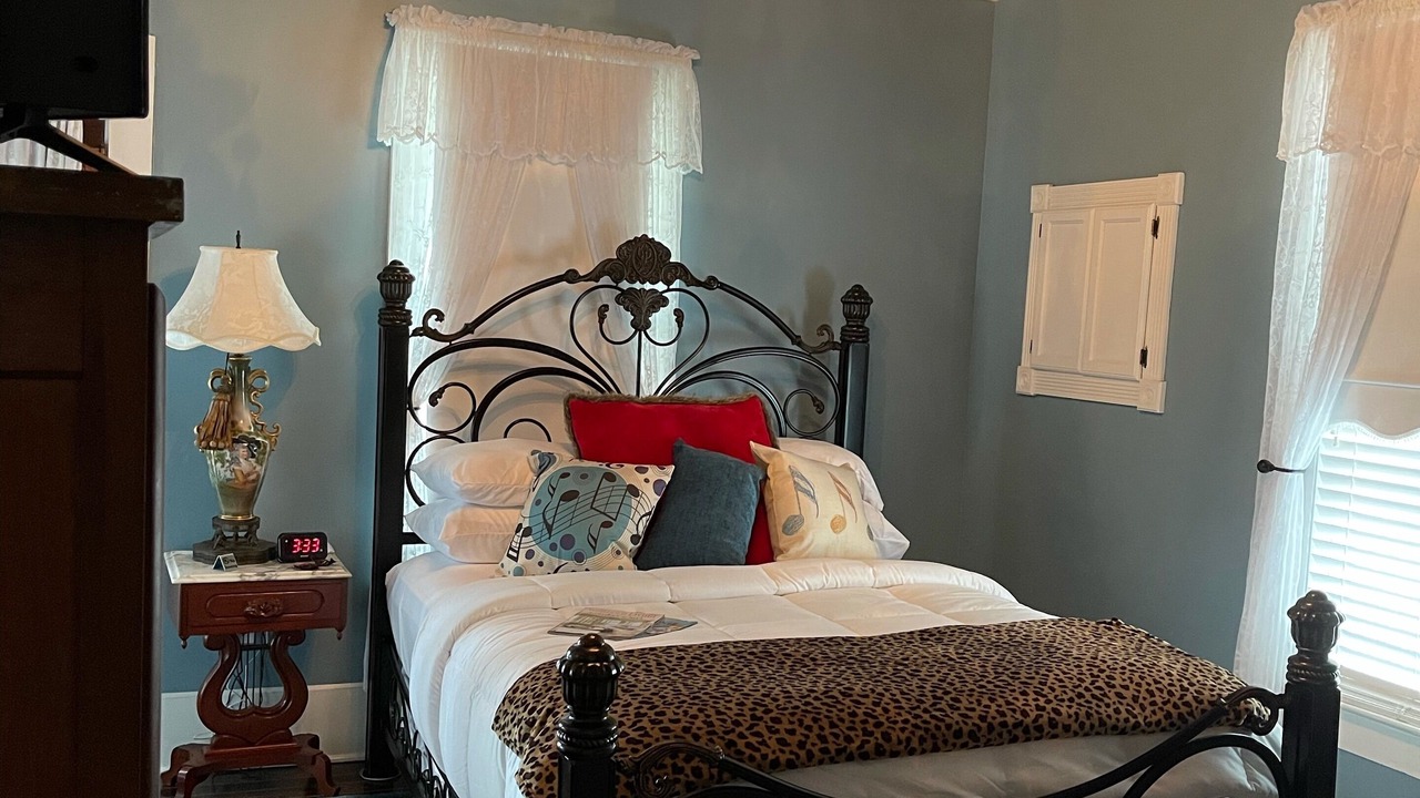 Photo of Bedroom in Central City