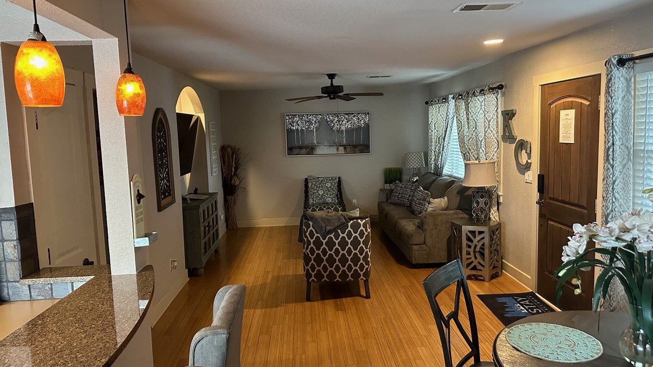 Photo of Livingroom in Plaza Westport