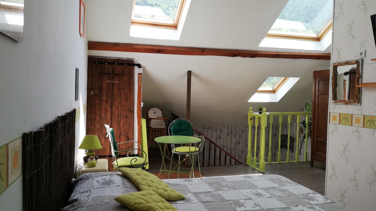 Photo of Bedroom in Campan