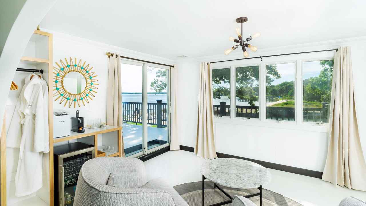 Photo of Livingroom in Aquebogue