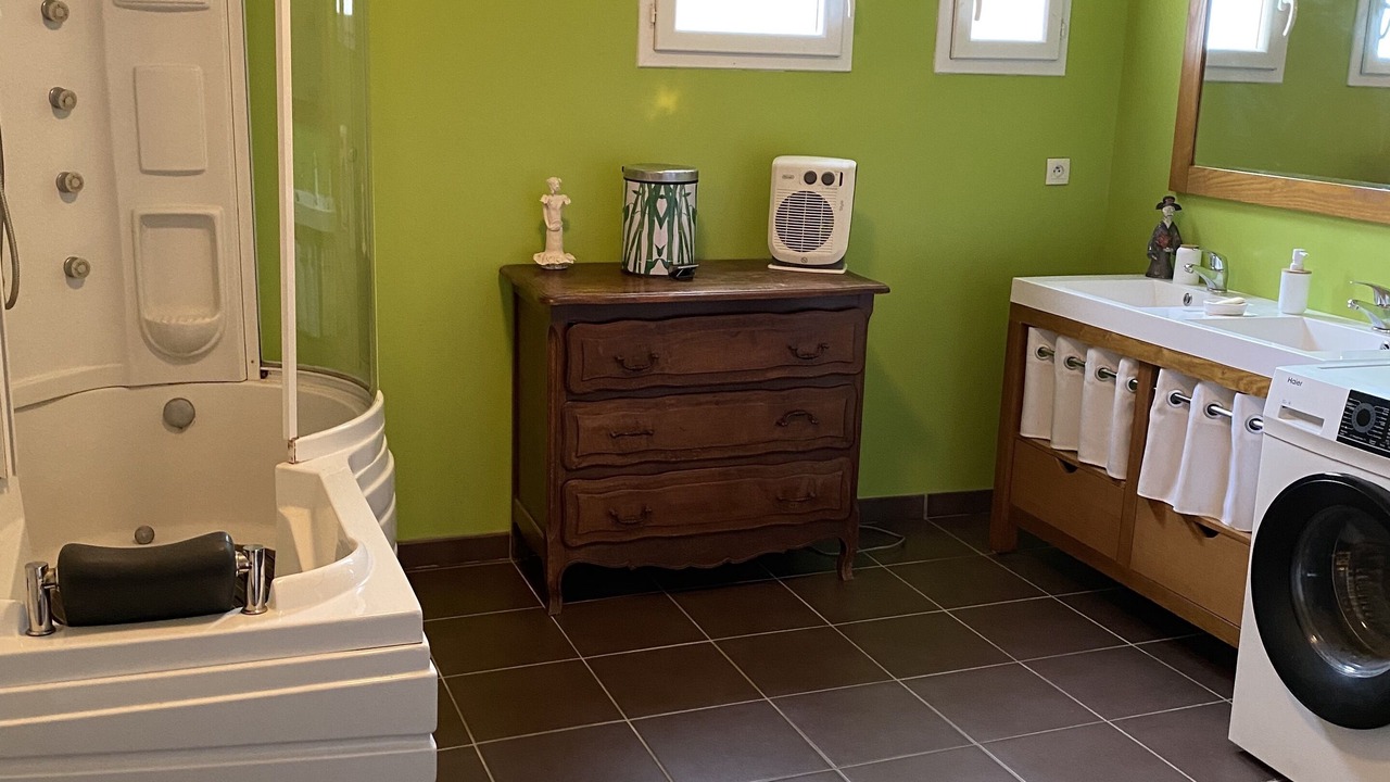 Photo of Bathroom in Latrape
