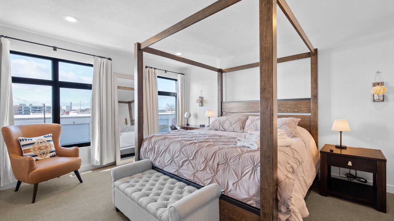 Photo of Bedroom in People's Freeway