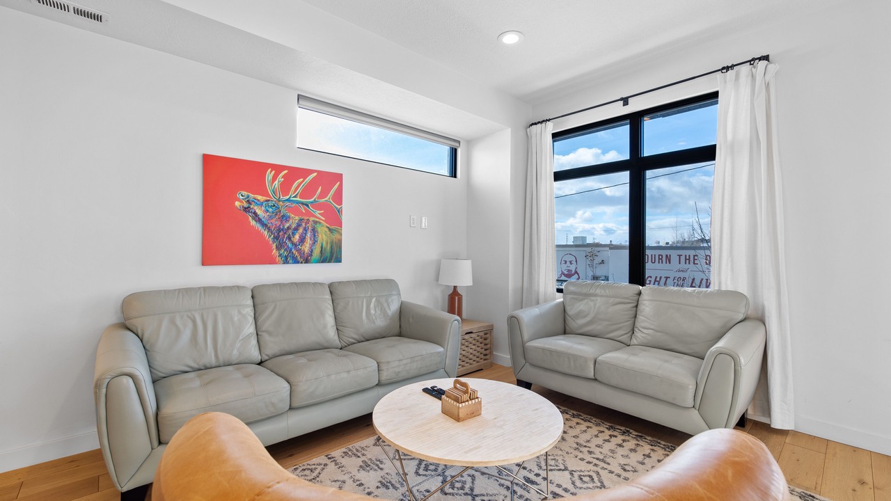 Photo of Livingroom in People's Freeway