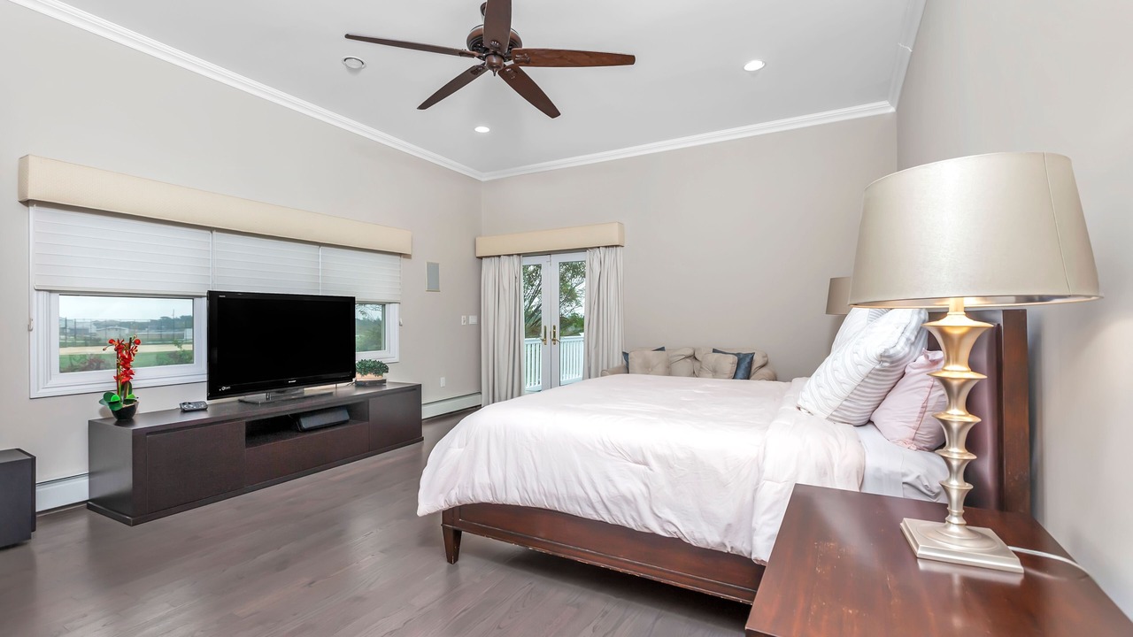 Photo of Bedroom in Lido Beach