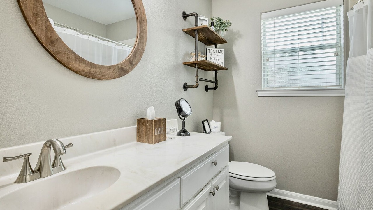 Photo of Bathroom in Canyon Lake
