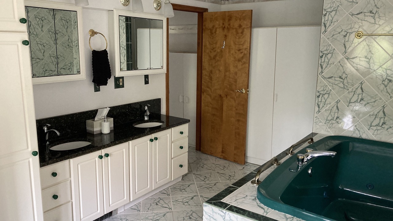 Photo of Bathroom in Paradox