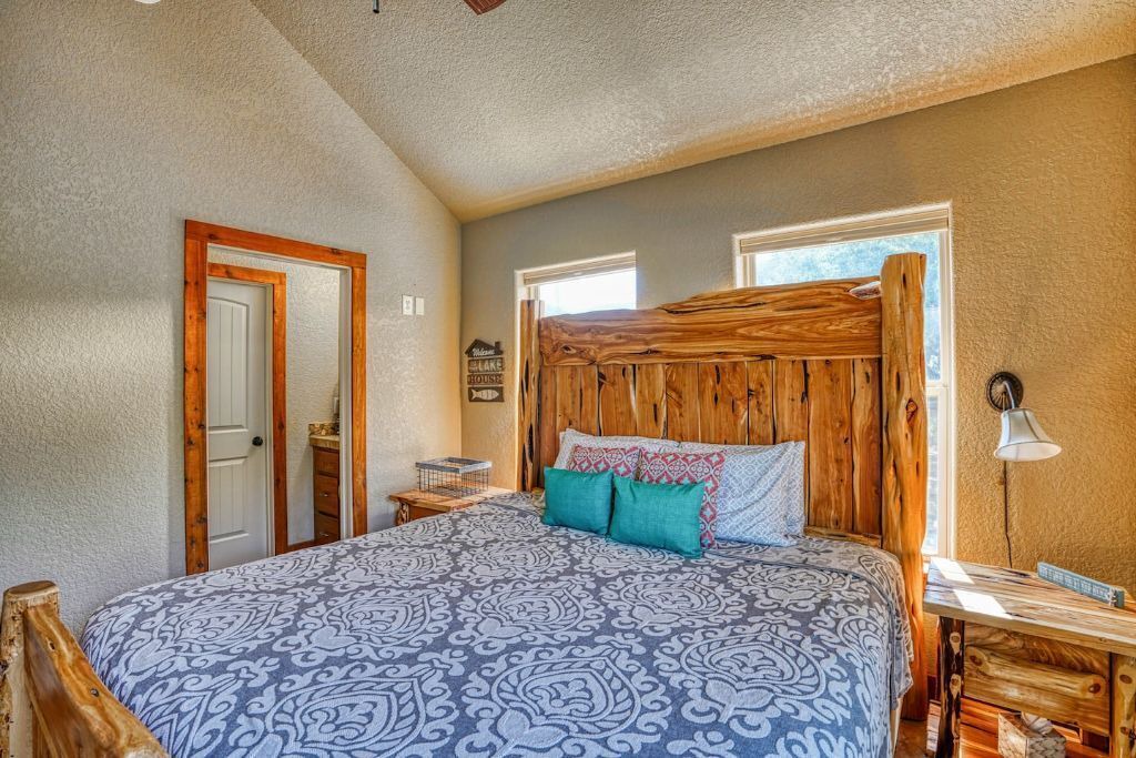 Photo of Bedroom in Lakehills