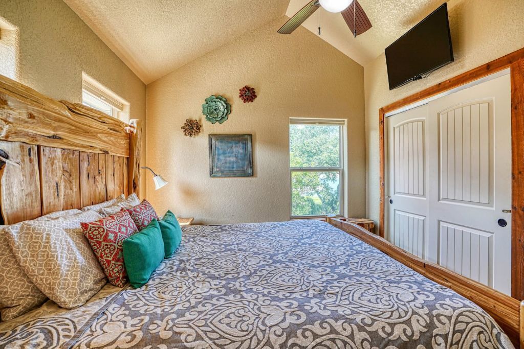 Photo of Bedroom in Lakehills
