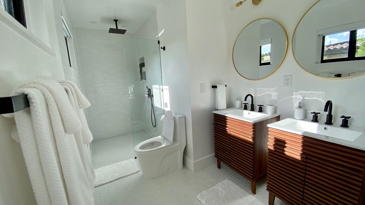 Photo of Bathroom in El Portal