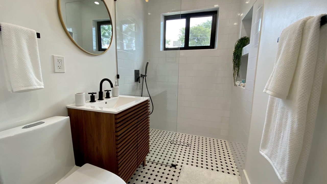 Photo of Bathroom in El Portal