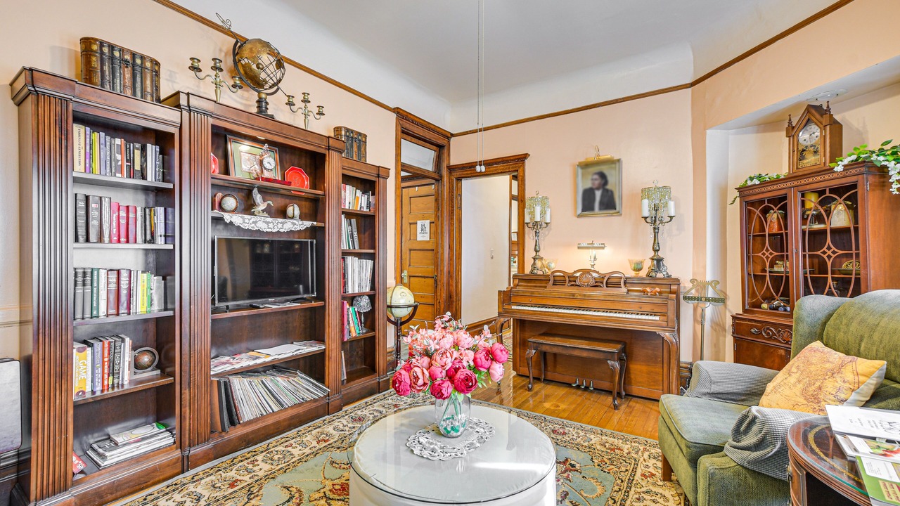 Photo of Livingroom in East Garfield Park