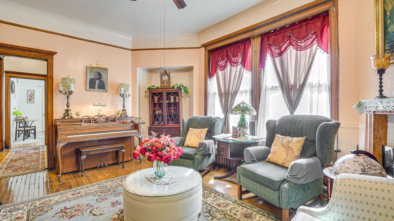 Photo of Livingroom in East Garfield Park