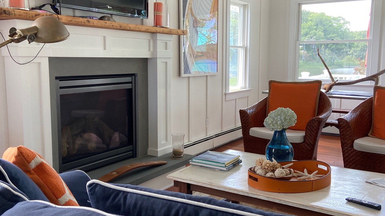 Photo of Livingroom in Town of Southold Town