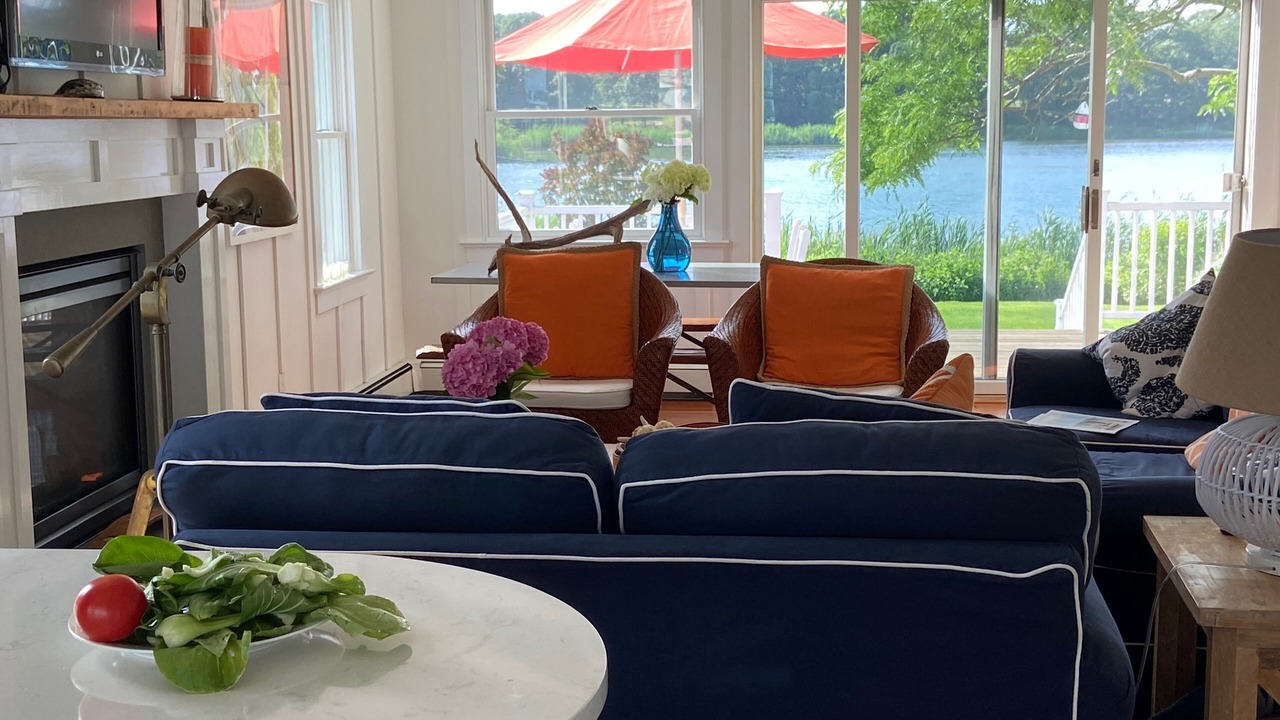 Photo of Livingroom in Town of Southold Town