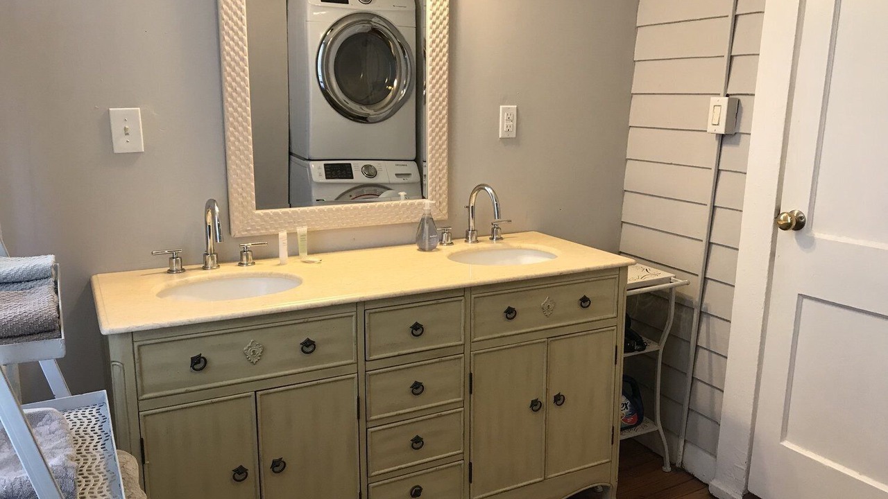 Photo of Bathroom in Dixon Park
