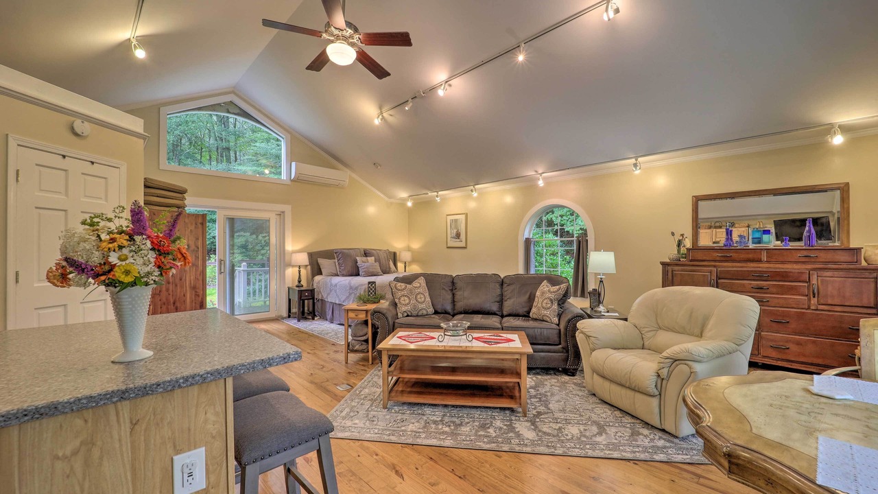 Photo of Livingroom in West Jefferson