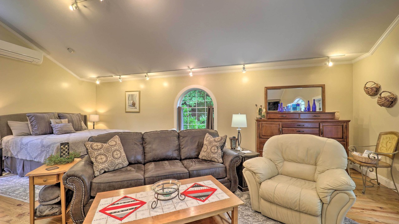 Photo of Livingroom in West Jefferson