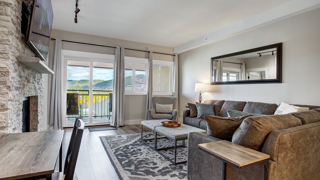 Photo of Livingroom in Peak 9