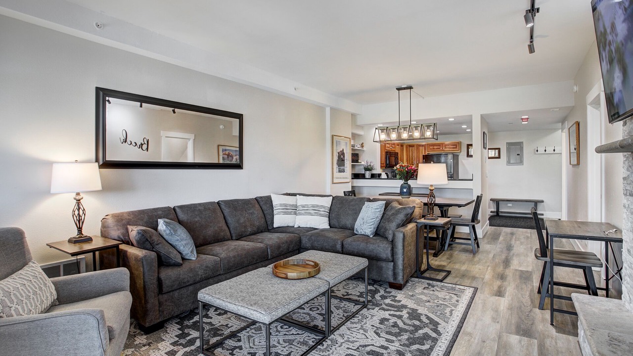 Photo of Livingroom in Peak 9