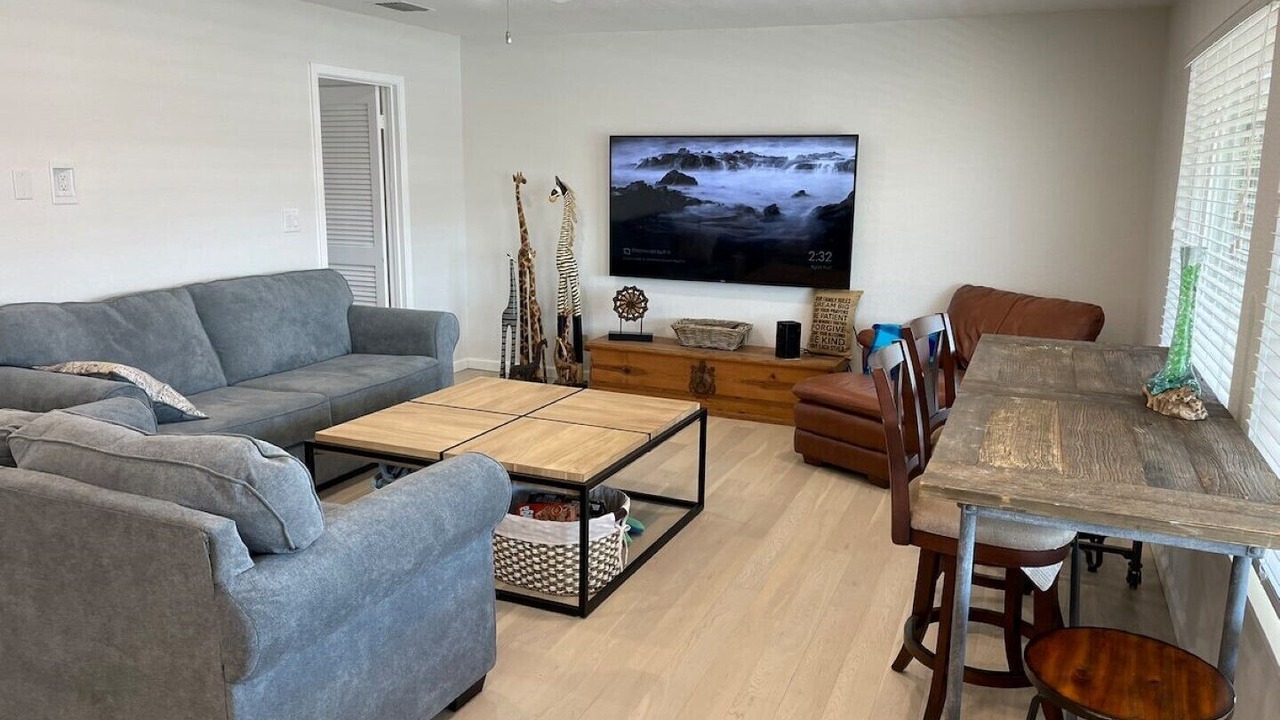 Photo of Livingroom in City-by-the Sea