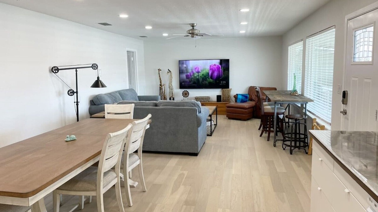 Photo of Livingroom in City-by-the Sea