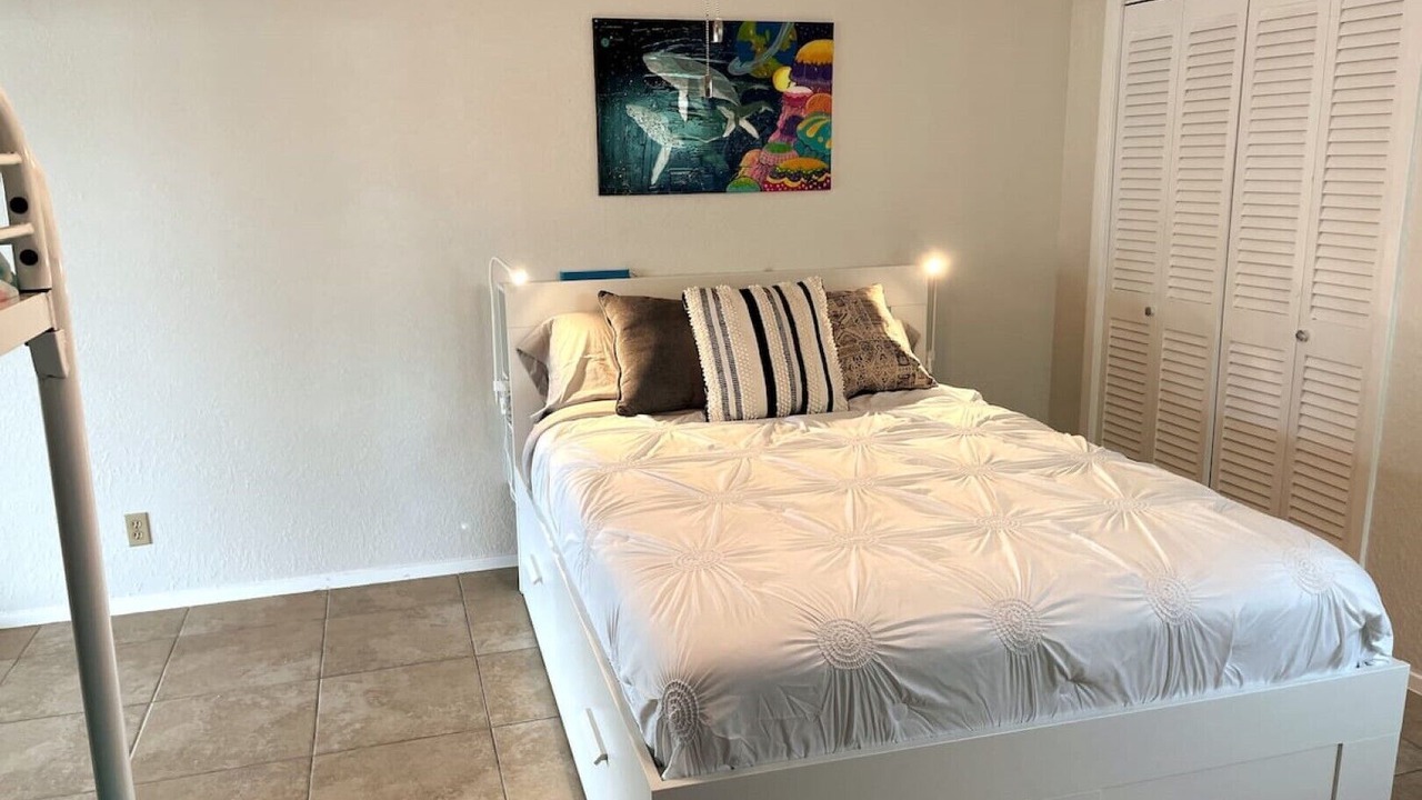 Photo of Bedroom in City-by-the Sea