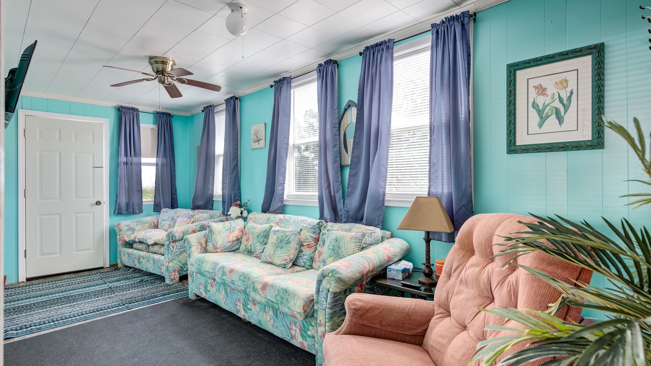 Photo of Livingroom in Cypremort Point