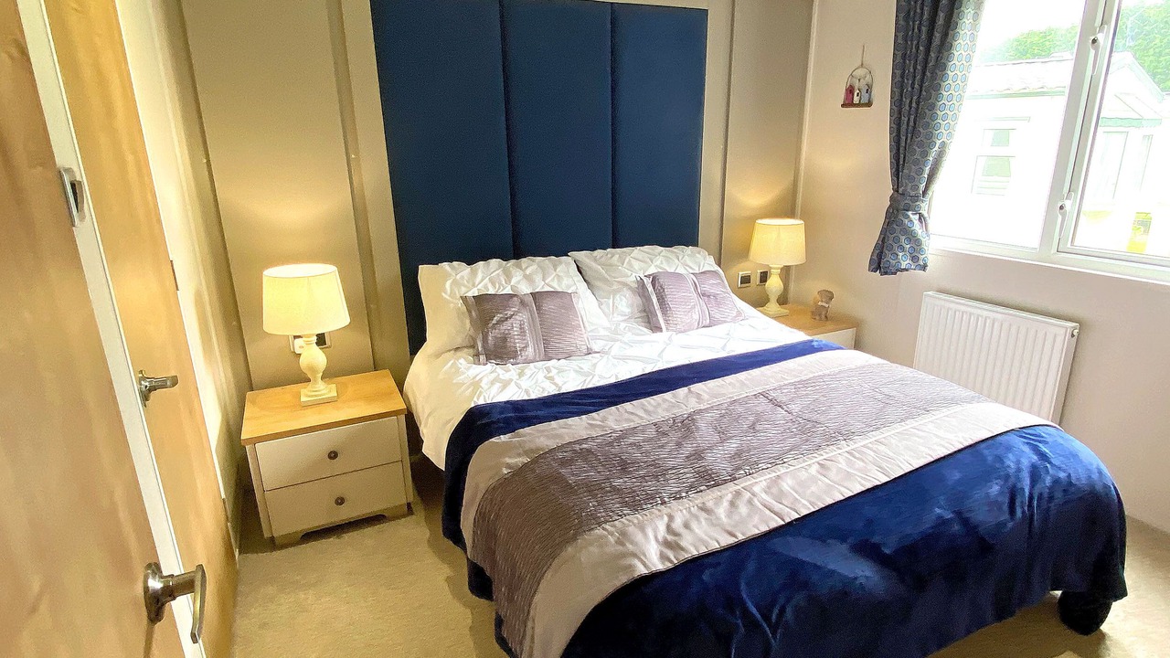 Photo of Bedroom in Cayton Bay