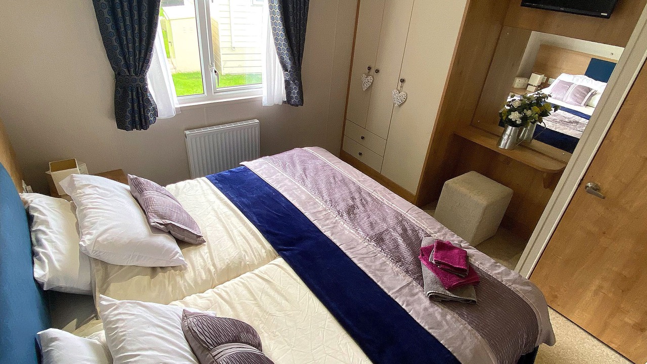 Photo of Bedroom in Cayton Bay