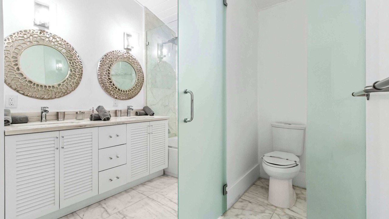 Photo of Bathroom in El Portal