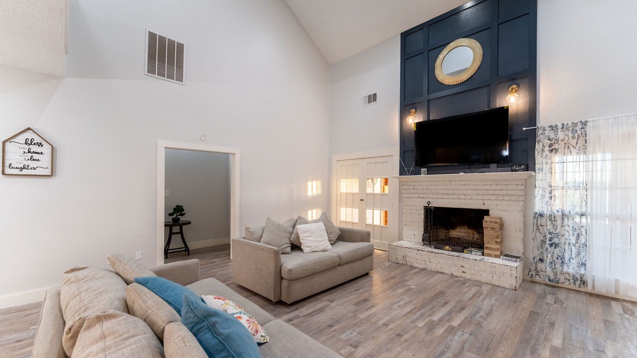 Photo of Livingroom in Ellis County