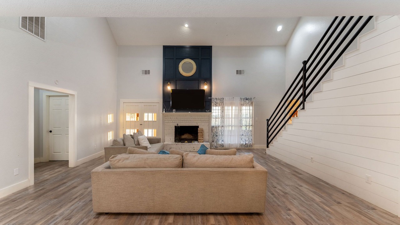 Photo of Livingroom in Ellis County