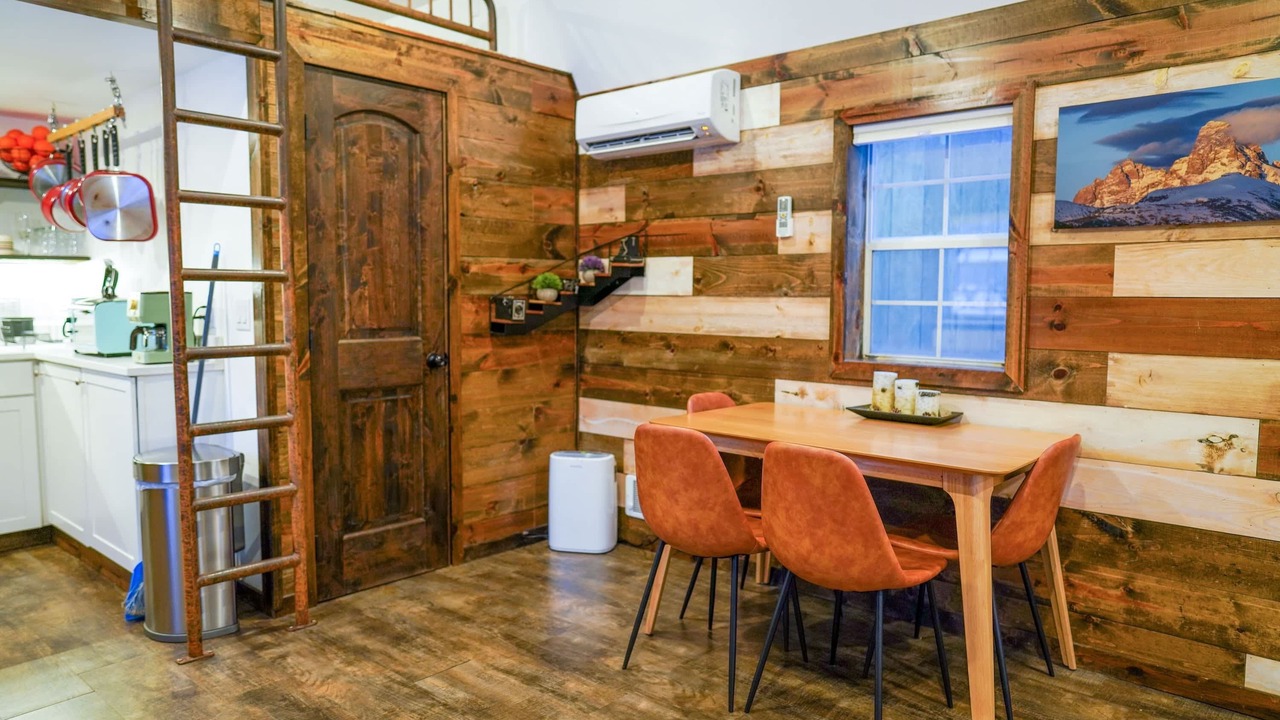 Photo of Others in Victor