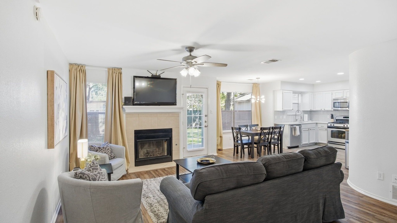 Photo of Livingroom in Hunter's Chase