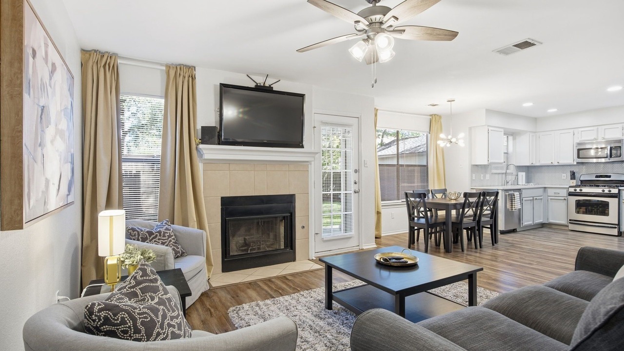 Photo of Livingroom in Hunter's Chase