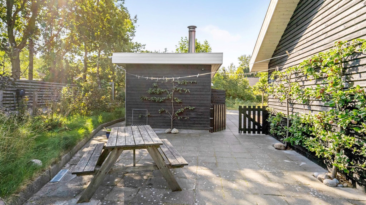 Photo of Others in Hou