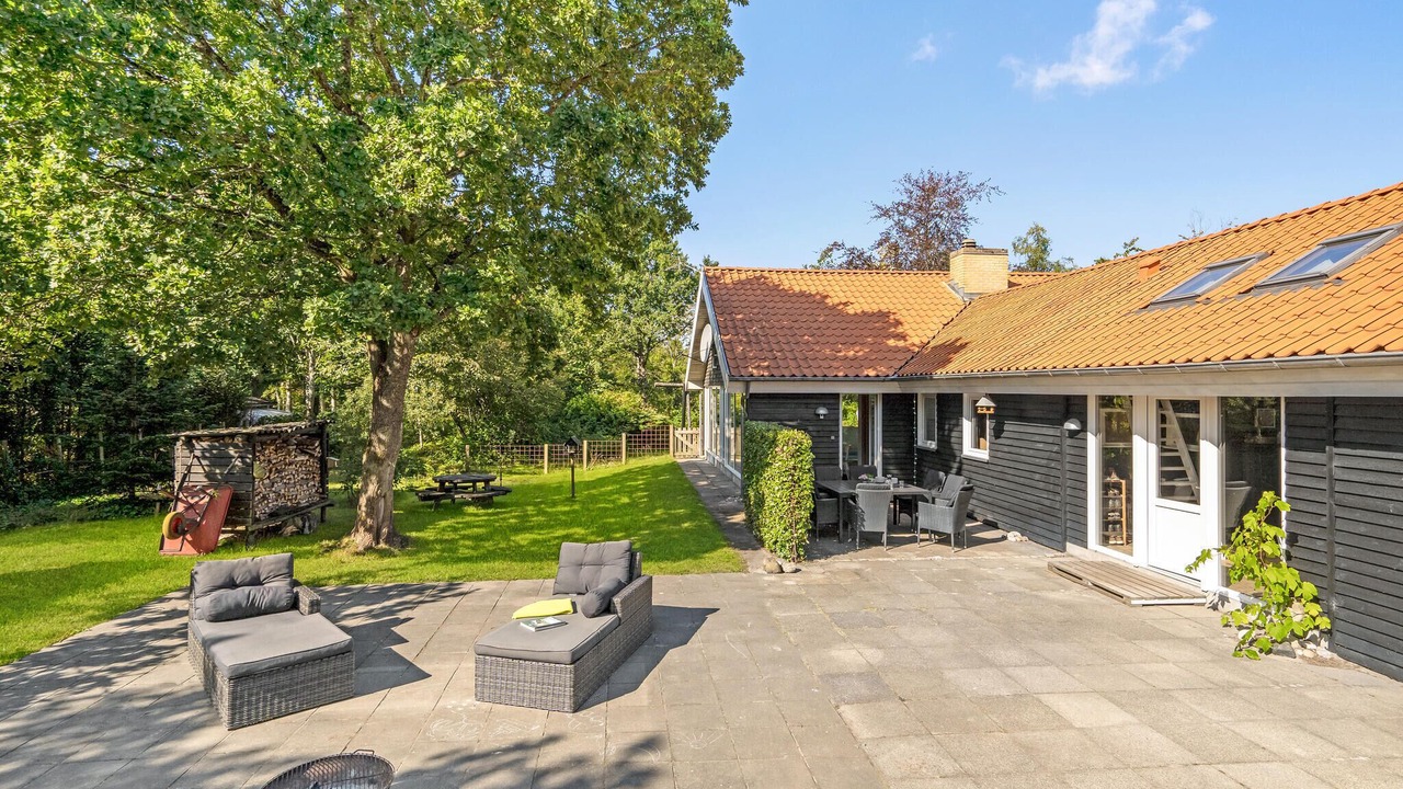 Photo of Others in Hou