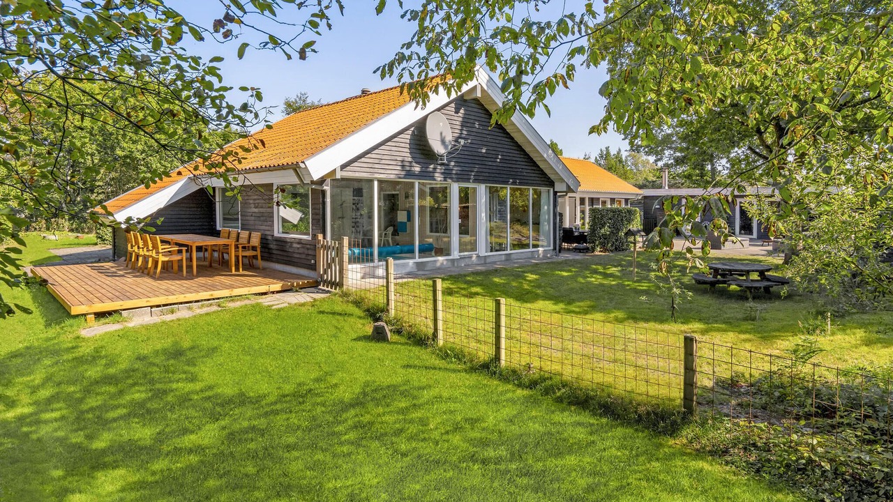 Photo of Others in Hou