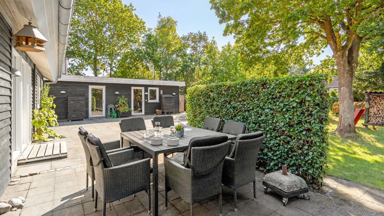 Photo of Others in Hou