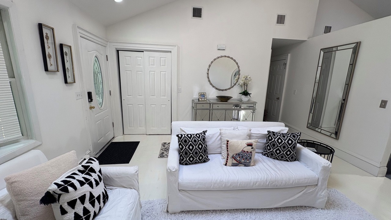 Photo of Livingroom in Hampton Bays